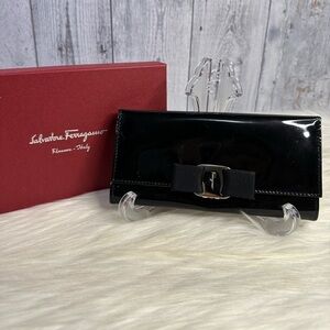 SALVATORE FERRAGAMO continental zip wallet in black